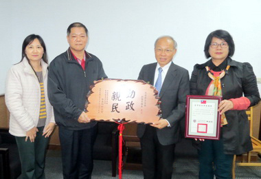 省主席林政則表揚劉德貞勤政親民(圖)