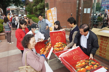 高雄贈水果月曆民眾大排長龍(圖)