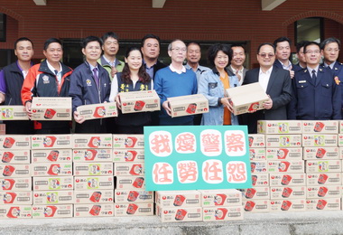 市議員李麗華贈泡麵感謝警方辛勞(圖)
