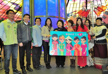 陳菊贈特製卡通新移民捷運初體驗(圖)