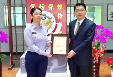 警員何雅茹考上警大分局長贈紀念品祝福(圖)