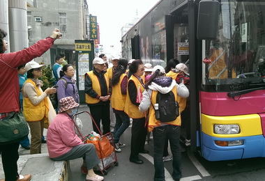 交通局帶長者體驗公共運輸(圖)