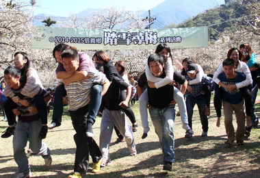 信義踏雪尋梅人潮絡繹不絕(圖)