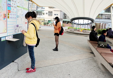 轉運站及候車亭增設USB手機充電(圖)