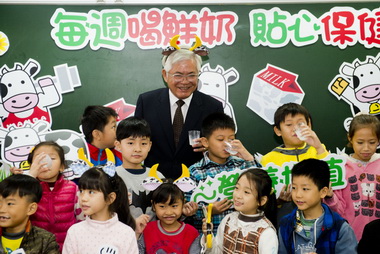 雲林國小學童每星期一瓶鮮乳計劃(圖)
