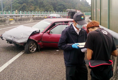 男子駕車撞護欄 無生命危險(圖)