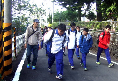 水里商工玉研社攀登集集大山(圖)