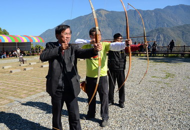 信義辦射箭賽縣長到場體驗(圖)