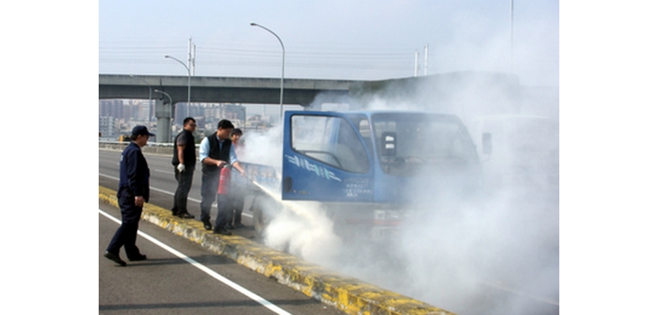 車拋錨起火警即時援助(圖)