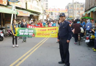 順天宮健行警宣導交通安全(圖)