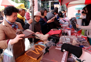 高雄關與創世基金會義賣募13萬(圖)