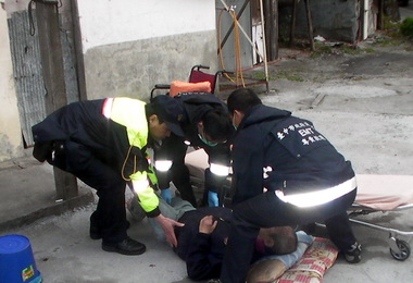 和平警巡查遇路倒殘障人士緊急救護(圖)
