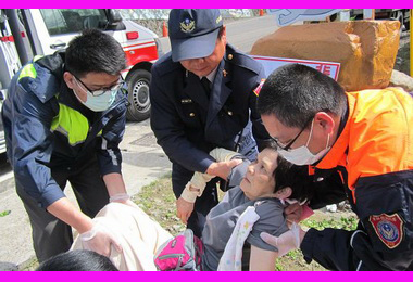 登山客身體不適暈倒員警消防急救(圖)
