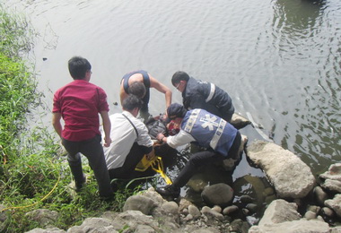 男子投河自殺消防員合力救起(圖)