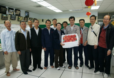 油人夜以繼日執勤中油除夕慰問(圖)