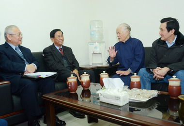 馬英九拜訪陳綢為少年家園贈加菜金(圖)