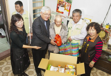 李進勇發放邊緣戶物資(圖)