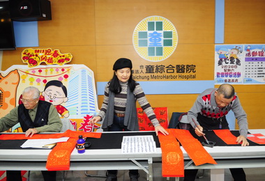 九旬翁揮毫送春聯(圖)