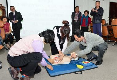 省府辦自動體外心臟去顫器演練(圖)