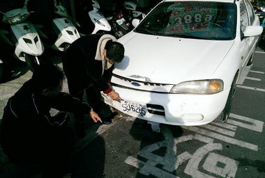 通緝犯撞車見警舉雙手喊投降(圖)