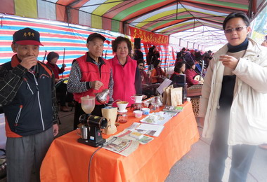 林管處贈春聯兼換送樹苗 水里飄年味(圖)