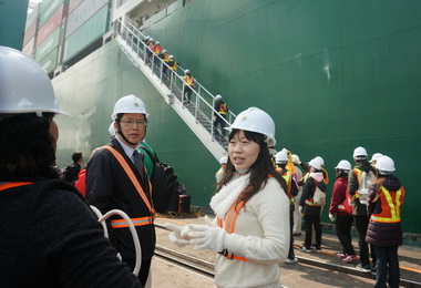 弱勢團體參訪長榮海運(圖)