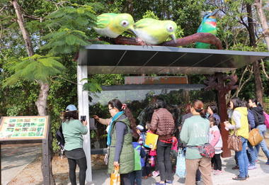 手搖充電結合趣味運用等車真好玩(圖)