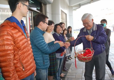 李進勇發放紅包向同仁賀節(圖)
