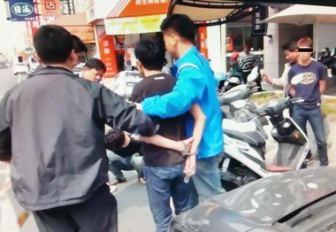 露天咖啡座交易毒品  警方埋伏逮人(圖)