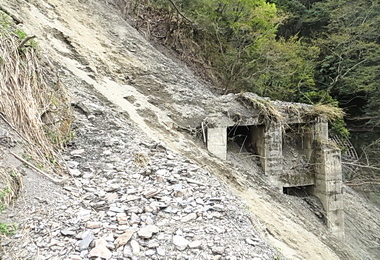 有雨就坍能高越步道西段落石(圖)