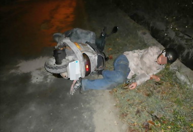 醉漢騎車倒路旁遭警盤查法辦(圖)