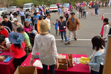 港務公司慶3週年 辦港務家庭員眷健行(圖)