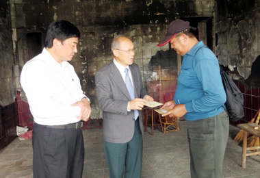 林政則致慰問金予北港火災受災戶(圖)