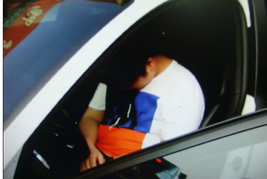 酒駕男睡路中拒測遭吊照扣車罰九萬(圖)
