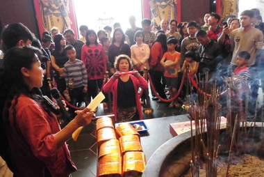 集集武昌宮辦擲杯決賽汪惠珍獲10萬元(圖)