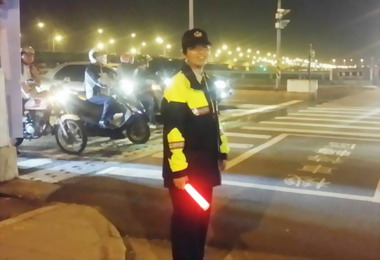清水警派三名所長疏導燈會交通(圖)