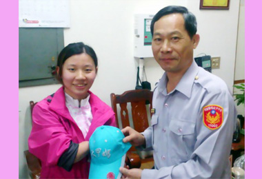 大甲警贈平安帽助截肢女鬥士完成挑戰(圖)