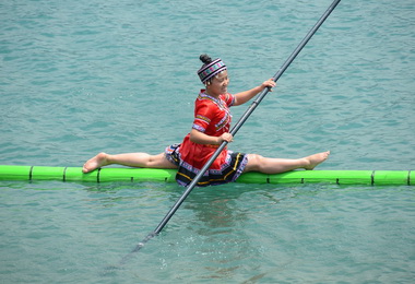 貴州表演獨竹漂技藝獲讚揚(圖)