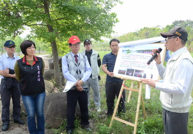 林明溱勘查東埔蚋溪(圖)