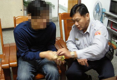 警助患有憂鬱症青年返家(圖)