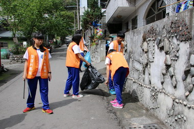 水里商工學生辦望鄉部落關懷服務(圖)