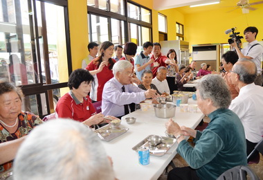 顧老人肚西莊長青食堂開辦(圖)