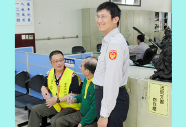 警方協助重聽老翁返家(圖)