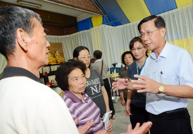 劉氏父子修橋墜溪雙亡林明溱史強前往慰問(圖)