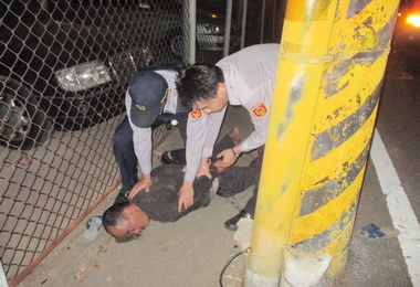 酒瓶當武器男子半夜搶超商(圖)