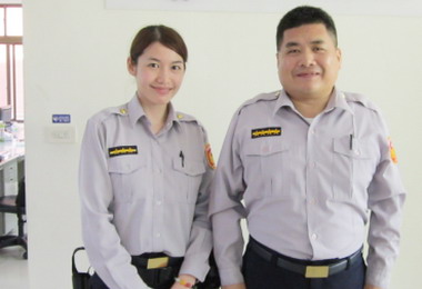 女警協助日籍旅客代叫計程車(圖)