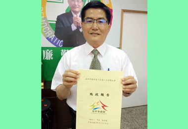 議員楊典忠稱讚施政報告實而不華(圖)