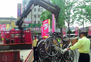 整頓站前違停機踏車還路於民(圖)