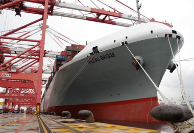 米歐橋貨櫃輪首航高雄港(圖)