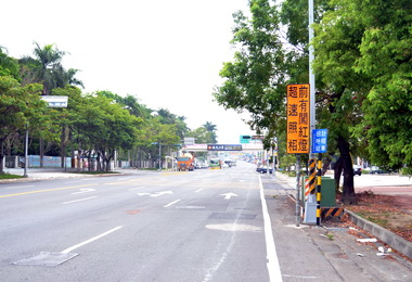 設闖紅燈警示網路族：搶錢(圖)